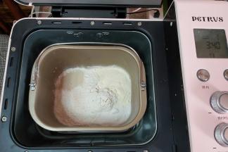 再加入面粉、细砂糖、奶粉、酵母、盐，接着把面桶放入面包机内。（盐、糖、酵母要放在不同的角落哟）