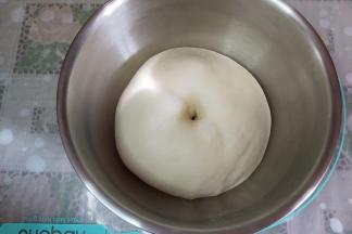 发酵至两倍大，手沾面粉插入面团，洞口轻微回缩不塌陷即发酵完成。