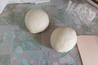 平均分成2份，分别搓圆，盖上保鲜膜静置松弛15-20分钟。