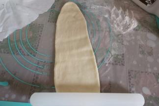 取一个面团，擀成长舌状。