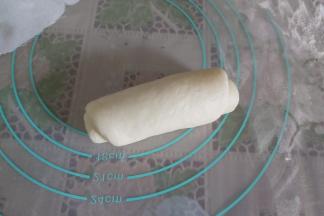 翻面，然后自上而下卷起。