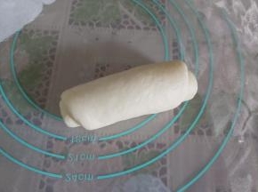 翻面，然后自上而下卷起。