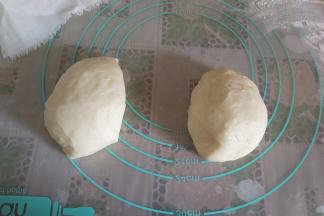 取出一份面团，再次平均分成2份，搓圆。