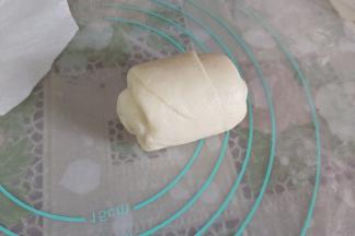 仍旧翻面后再自上而下卷起。