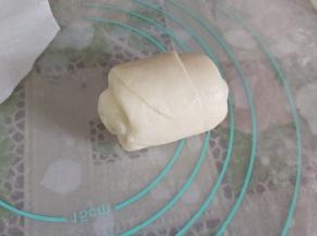 仍旧翻面后再自上而下卷起。