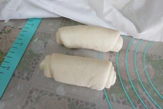 其余也同样操作，收口朝下，盖上保鲜膜继续松弛10分钟左右。