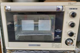 烤箱设置上火170度，下火180度，中下层，时间为40分钟。（烤箱一定要预热好以后再把模具放入烤箱，每个烤箱的脾气都不一样，要灵活调整 ）