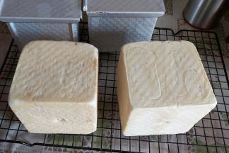 烘烤结束后，立即取出震模具，然后放在晾架上晾至手温后密封保存。