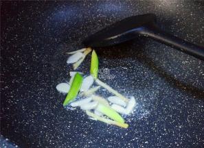 首先把鲳鱼去鳃去肠割个花刀，热锅起油，把蒜瓣，姜丝，葱白段放入爆香。