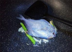 接着把鲳鱼放入煎制，两面都煎过一下。