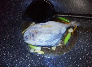 再倒入料酒翻动一下，撒入盐，生抽，醋调味。