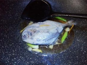 再倒入料酒翻动一下，撒入盐，生抽，醋调味。