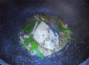 最后倒入少许清水加盖煮沸，再撒入葱叶焖下就可以起锅了。