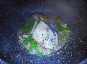 最后倒入少许清水加盖煮沸，再撒入葱叶焖下就可以起锅了。