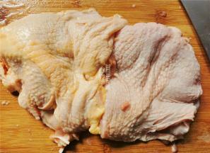 首先把鸡腿洗净，剔除里面的骨头，别扔冷冻，以后肯定熬汤。