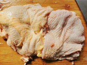 首先把鸡腿洗净，剔除里面的骨头，别扔冷冻，以后肯定熬汤。