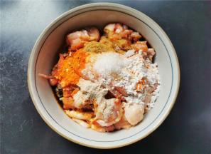 把鸡腿肉切成均匀小块，放入碗中，倒入料酒，白胡椒粉，大蒜粉，辣椒粉，孜然粉，白砂糖。