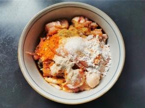 把鸡腿肉切成均匀小块，放入碗中，倒入料酒，白胡椒粉，大蒜粉，辣椒粉，孜然粉，白砂糖。