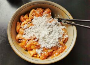 把调料均匀搅拌后，再倒入2勺淀粉搅拌，让肉嫩多汁，腌制半小时。