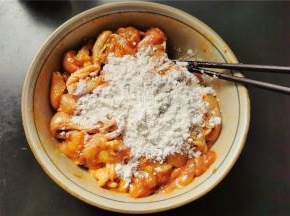 把调料均匀搅拌后，再倒入2勺淀粉搅拌，让肉嫩多汁，腌制半小时。