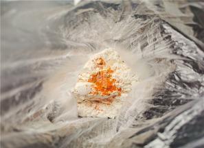 来制作面壳，把所需的材料全部倒入袋子中，混合均匀备用。