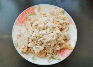 腌制好的肉块，依次放入袋中，均匀的裹上面粉，再用手按压袋子让肉起鳞。