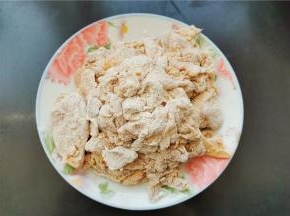 腌制好的肉块，依次放入袋中，均匀的裹上面粉，再用手按压袋子让肉起鳞。