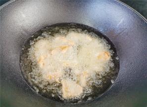 把裹好的肉分次放入炸制，不然太多油温会快速下降。