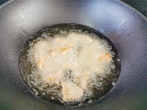 把裹好的肉分次放入炸制，不然太多油温会快速下降。