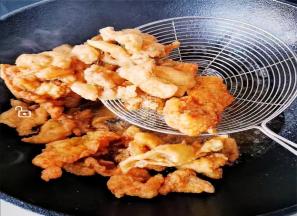 炸制微黄后捞出，待油温降下后大火烧热，把炸好的肉全部倒入复炸一遍即可。