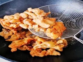 炸制微黄后捞出，待油温降下后大火烧热，把炸好的肉全部倒入复炸一遍即可。