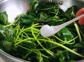 加盐再翻炒六下