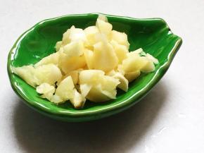 大蒜用刀拍碎，再切成小丁