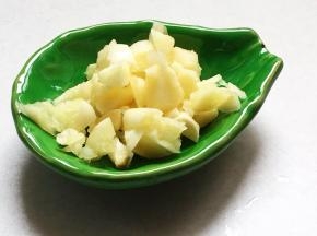 大蒜用刀拍碎，再切成小丁
