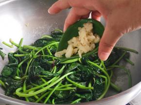 再加入剩余的一半蒜蓉