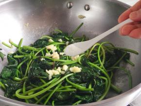 加味精翻炒均匀，即可出锅