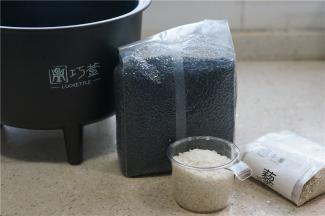 这款主食的用料：黑米一杯，大米一杯，藜麦一杯。