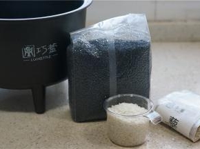 这款主食的用料：黑米一杯，大米一杯，藜麦一杯。