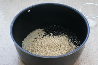 将所用的食材放至饭煲内胆里，这锅有个鼎状外釜，一个甑子内胆。
如图这个内胆可以当沥水篮用，淘米什么得很不错。