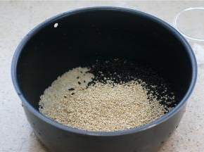 将所用的食材放至饭煲内胆里，这锅有个鼎状外釜，一个甑子内胆。
如图这个内胆可以当沥水篮用，淘米什么得很不错。