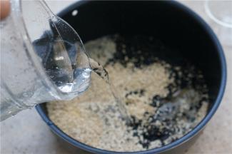 加入清水，将三款食材冲洗一下。