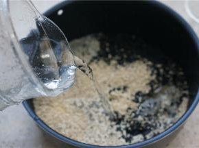 加入清水，将三款食材冲洗一下。