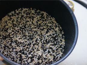 将食材控水，再把甑子放入外釜里面。