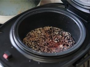 再加入清水，水量可以按饭煲里面的刻度表，也可以根据平时自家煮饭的水量来煮米饭。