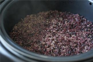 如图就是煮好的双色米藜麦饭，看样子口感就很弹牙的哦。