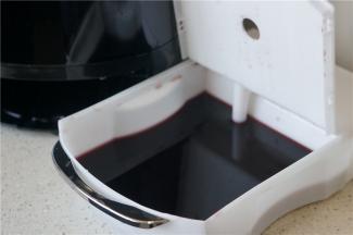 然后这沥出来的米汤，我们可以用来揉面团做凉皮或是做面包都会很不错。