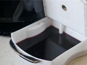然后这沥出来的米汤，我们可以用来揉面团做凉皮或是做面包都会很不错。