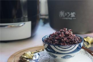 这样子一碗香喷喷口感很棒的双米藜麦饭就完成啦，可以捏饭团哦。