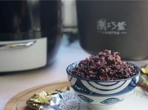 这样子一碗香喷喷口感很棒的双米藜麦饭就完成啦，可以捏饭团哦。