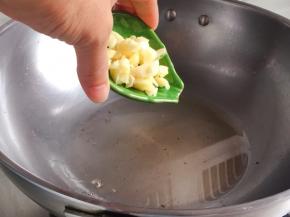 油热后，先加入一半的蒜蓉爆香